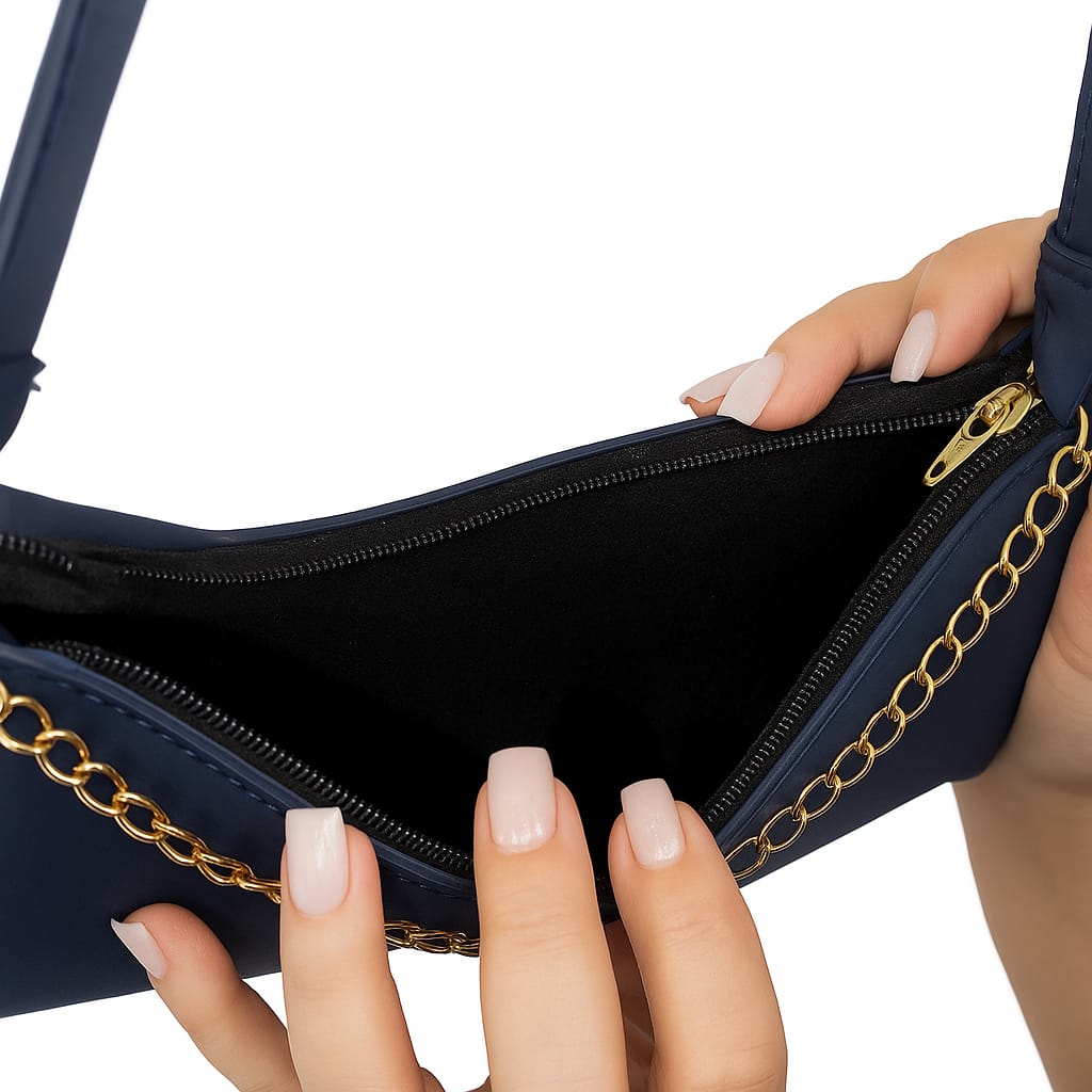 Detalhe interno da bolsa baguete corrente feminina azul marinho