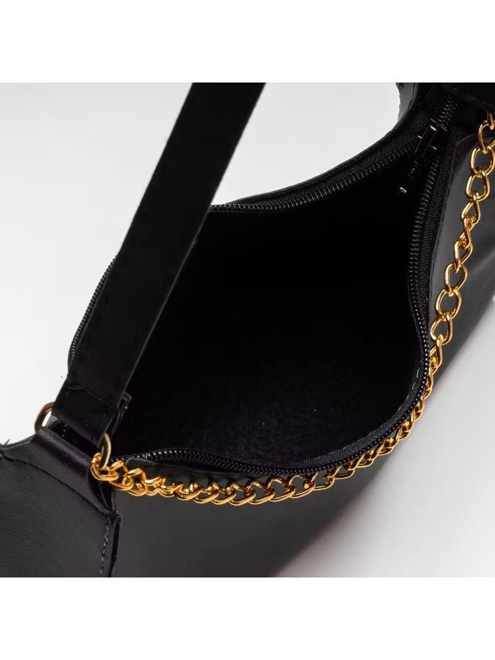 Detalhe interno da bolsa baguete corrente feminina preta
